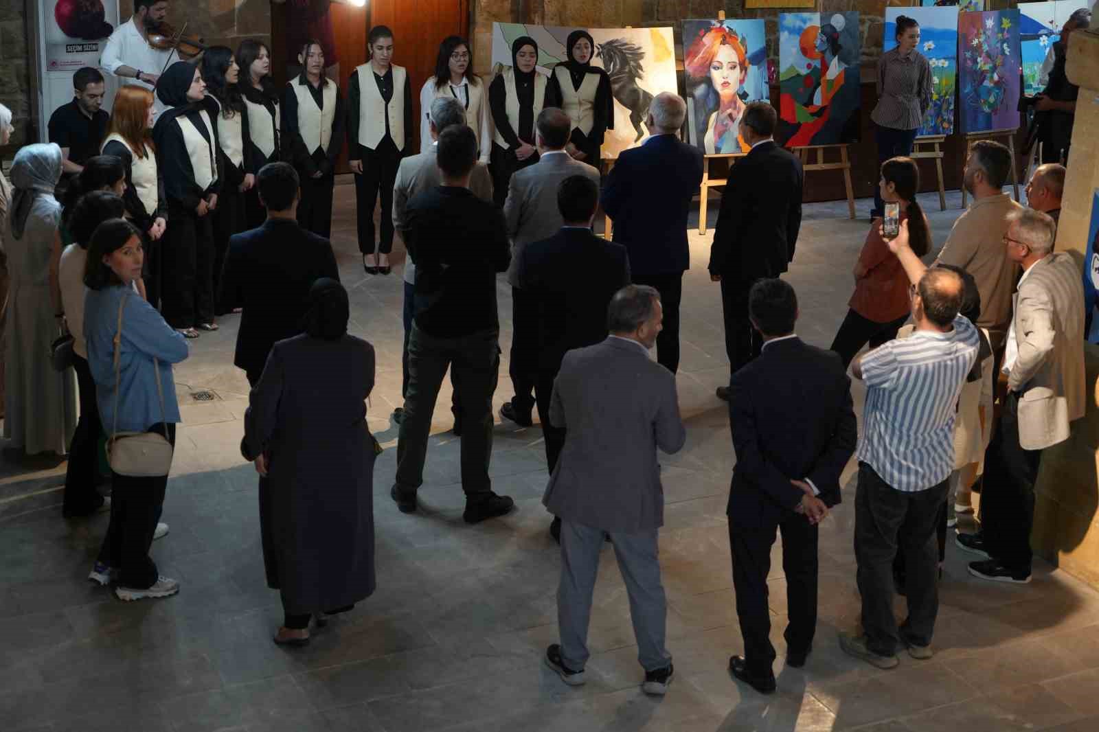 Bayburtlu genç yeteneklerin eserleri tarihi Taşhan’da sergilendi