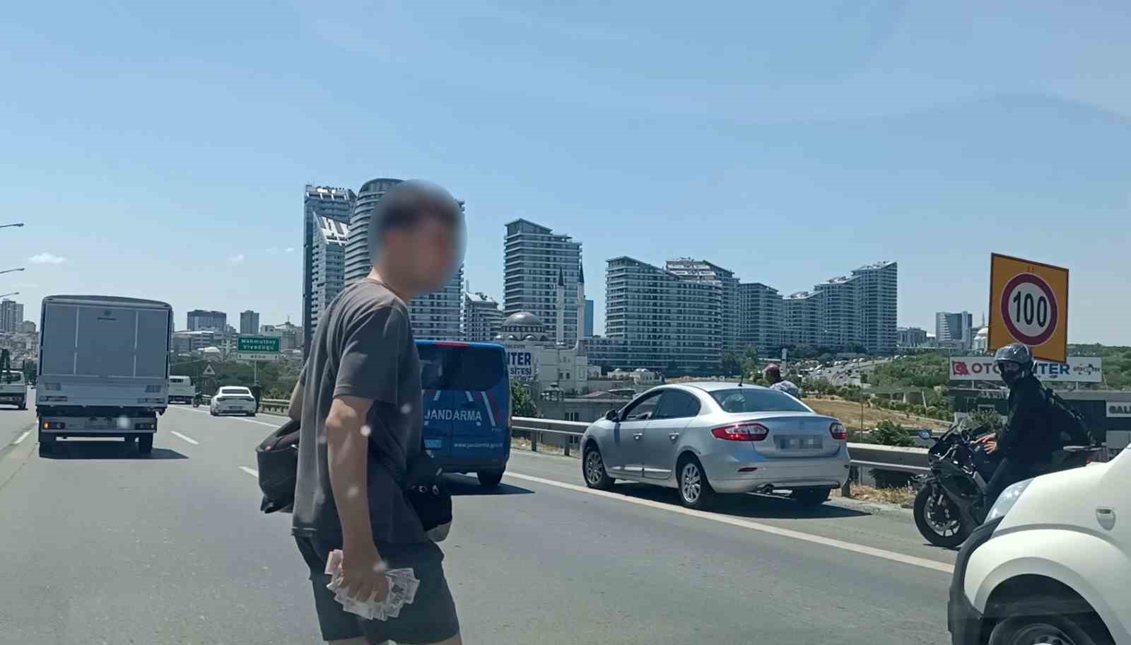 TEM’de para götüren motokurye düştü, yola saçılanları vatandaşlar topladı