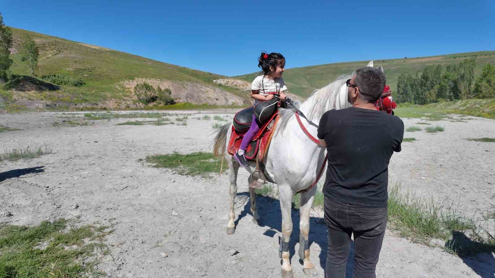 Bayburt’ta DENEYAP öğrencilerine ata sporu cirit tanıtıldı