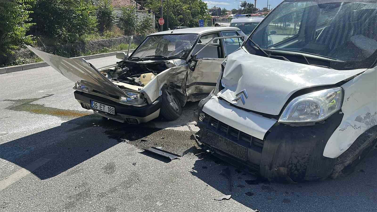 Burdur’da otomobil ile hafif ticari araç çarpıştı: 5 yaralı