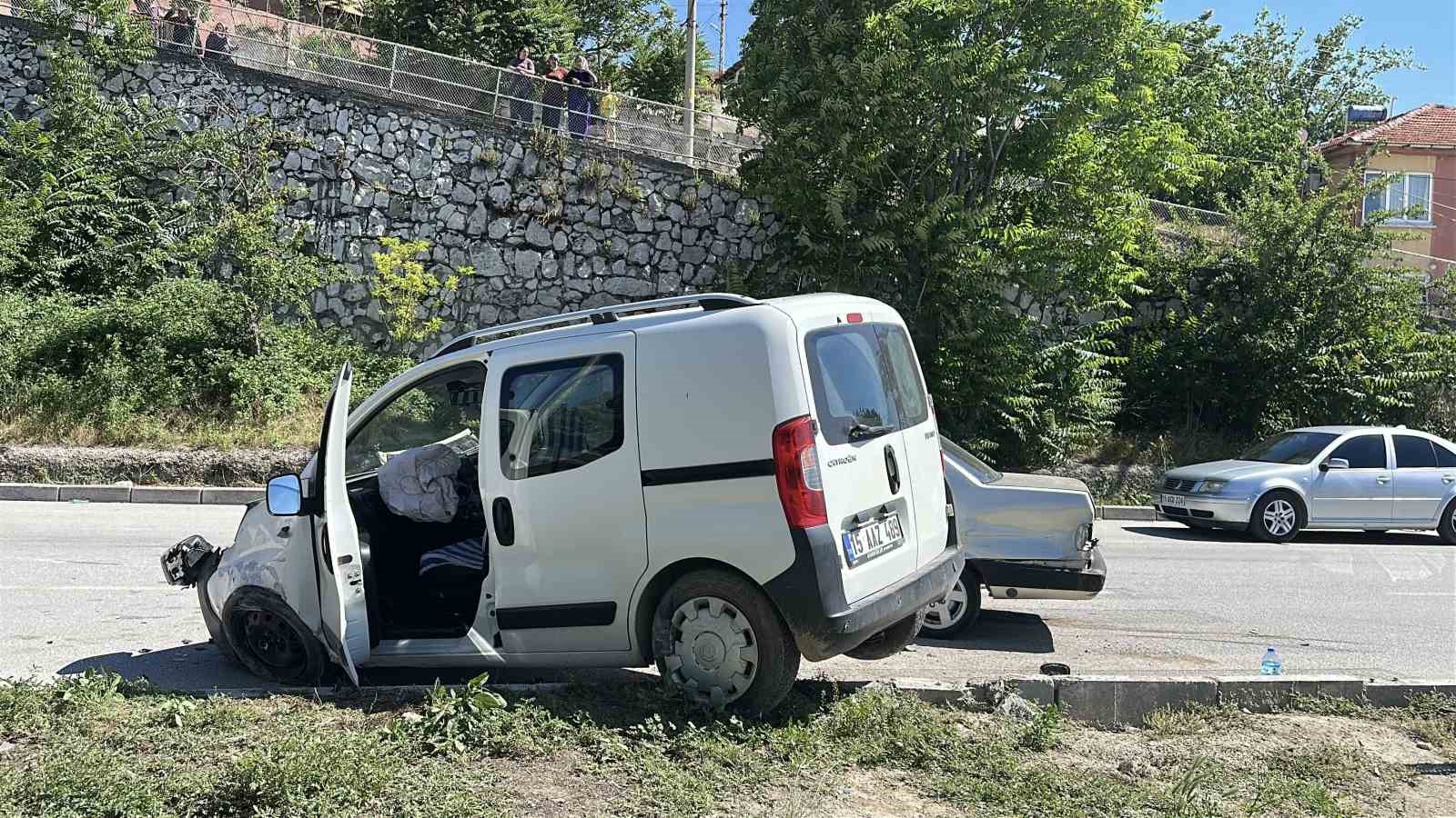 Burdur’da otomobil ile hafif ticari araç çarpıştı: 5 yaralı