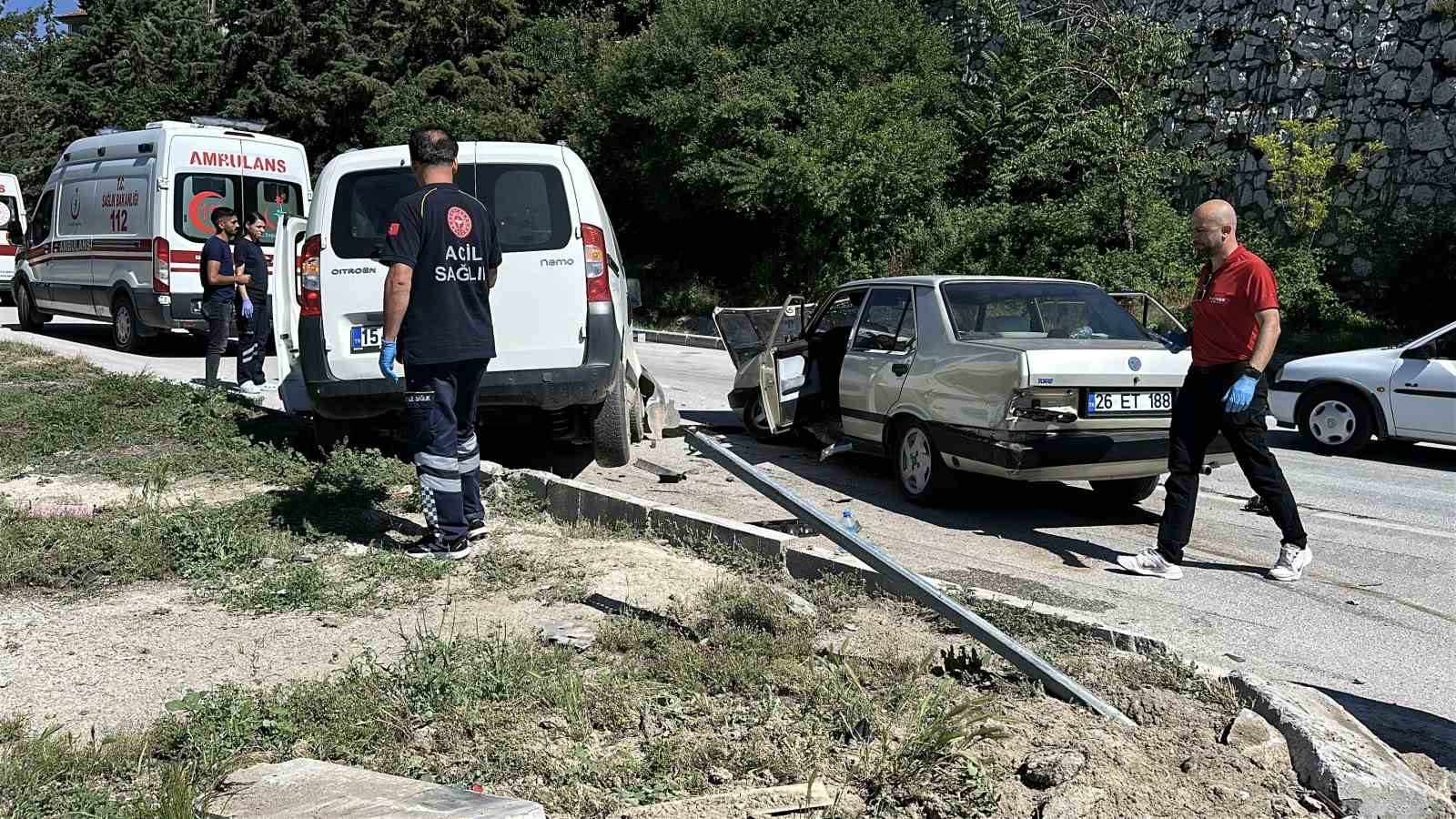 Burdur’da otomobil ile hafif ticari araç çarpıştı: 5 yaralı