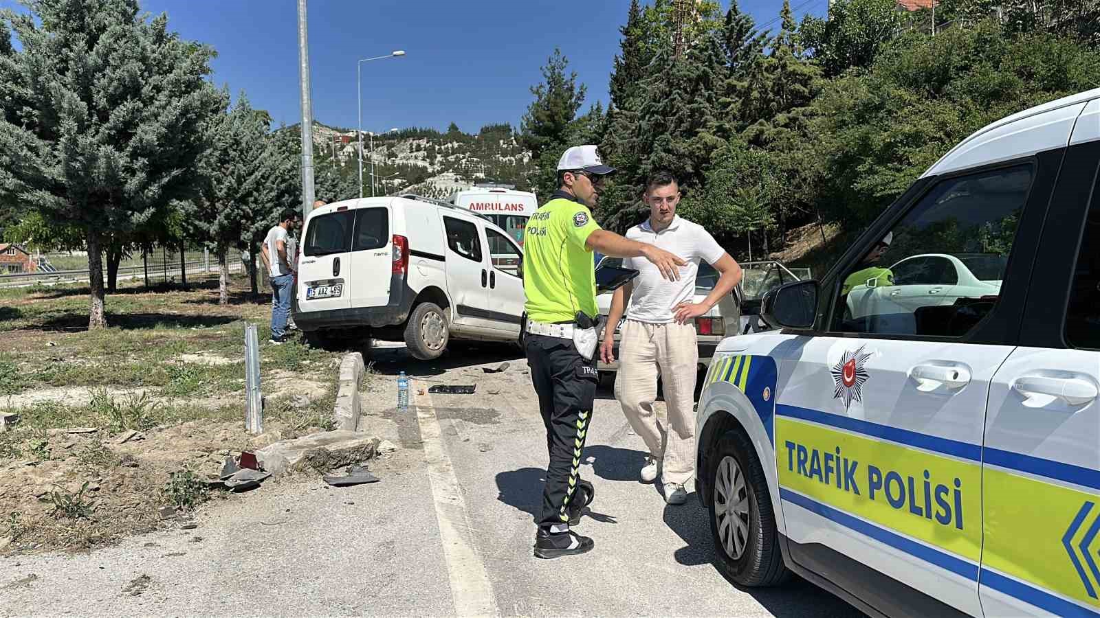 Burdur’da otomobil ile hafif ticari araç çarpıştı: 5 yaralı