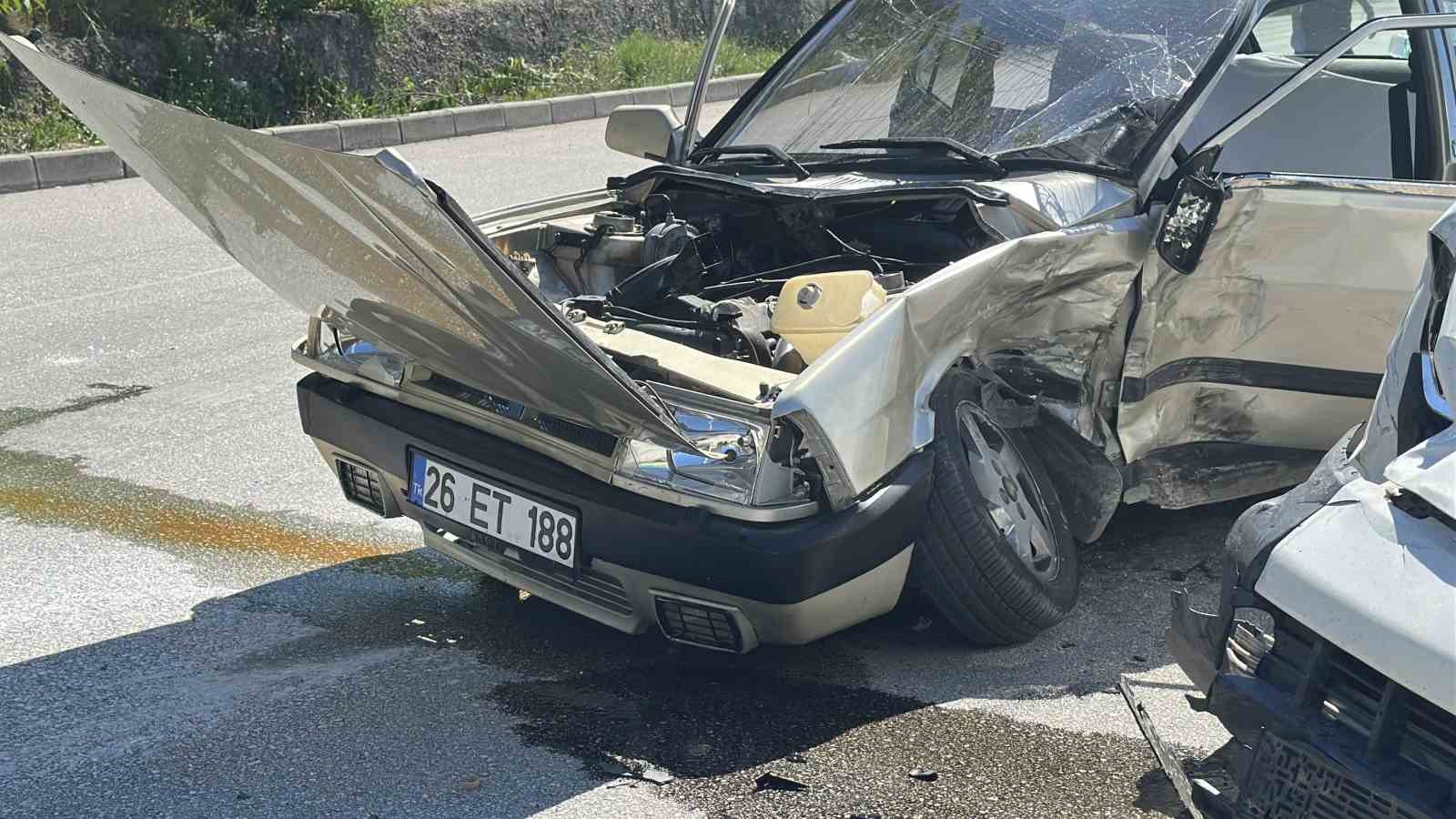 Burdur’da otomobil ile hafif ticari araç çarpıştı: 5 yaralı