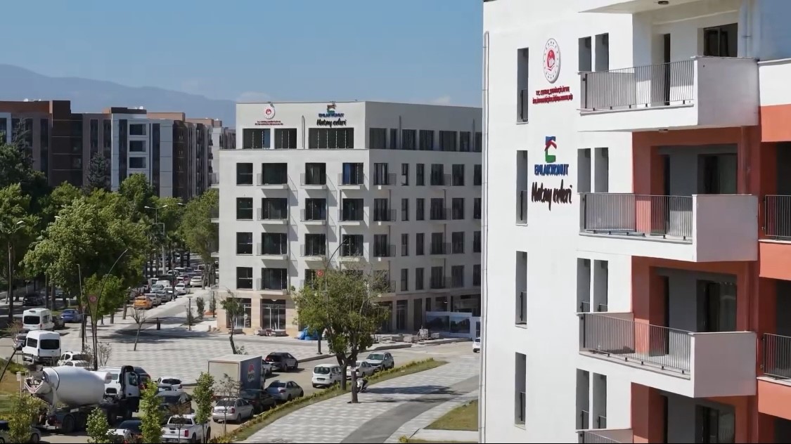 Depremin ardından yeniden inşa edilen Antakya’nın kalbinde ticaret yeniden başladı