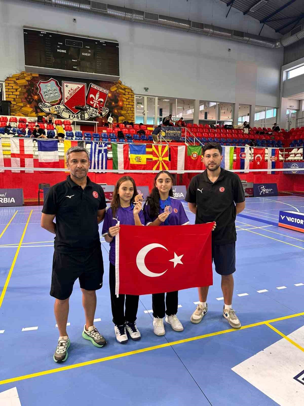 Manisalı badmintonculardan Sırbistan’da madalyalı başarı