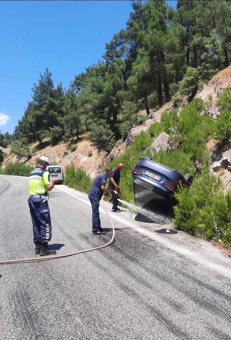 Balıkesir’de tıra arkadan çarpan otomobil takla attı: 4 yaralı