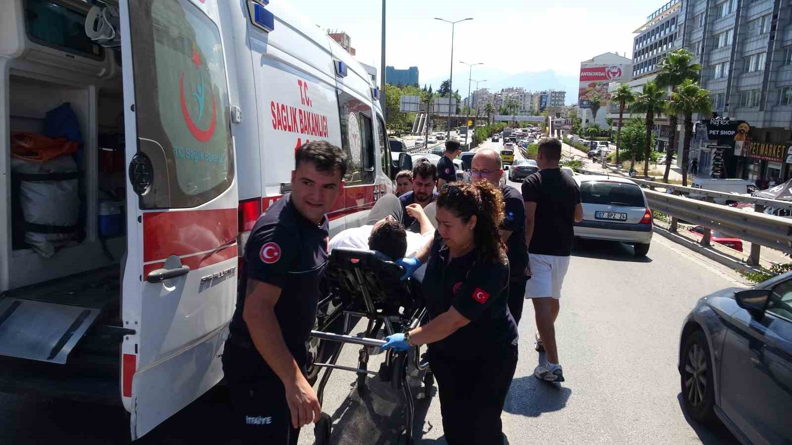 Üst geçitte 4 araç birbirine girdi: 1 yaralı