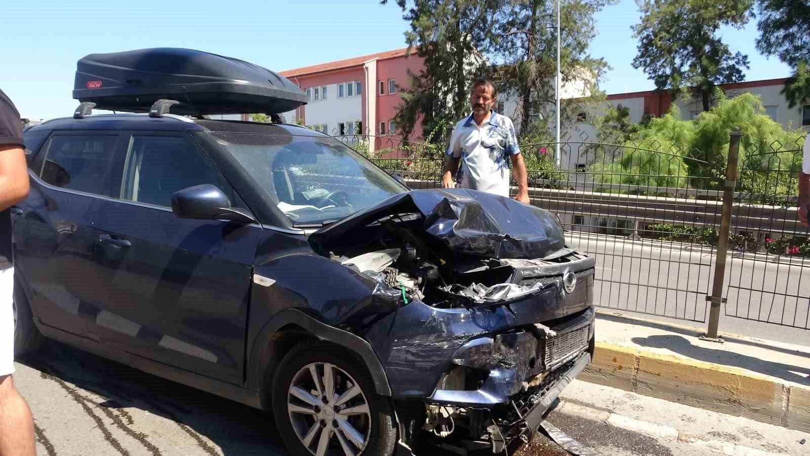 Üst geçitte 4 araç birbirine girdi: 1 yaralı