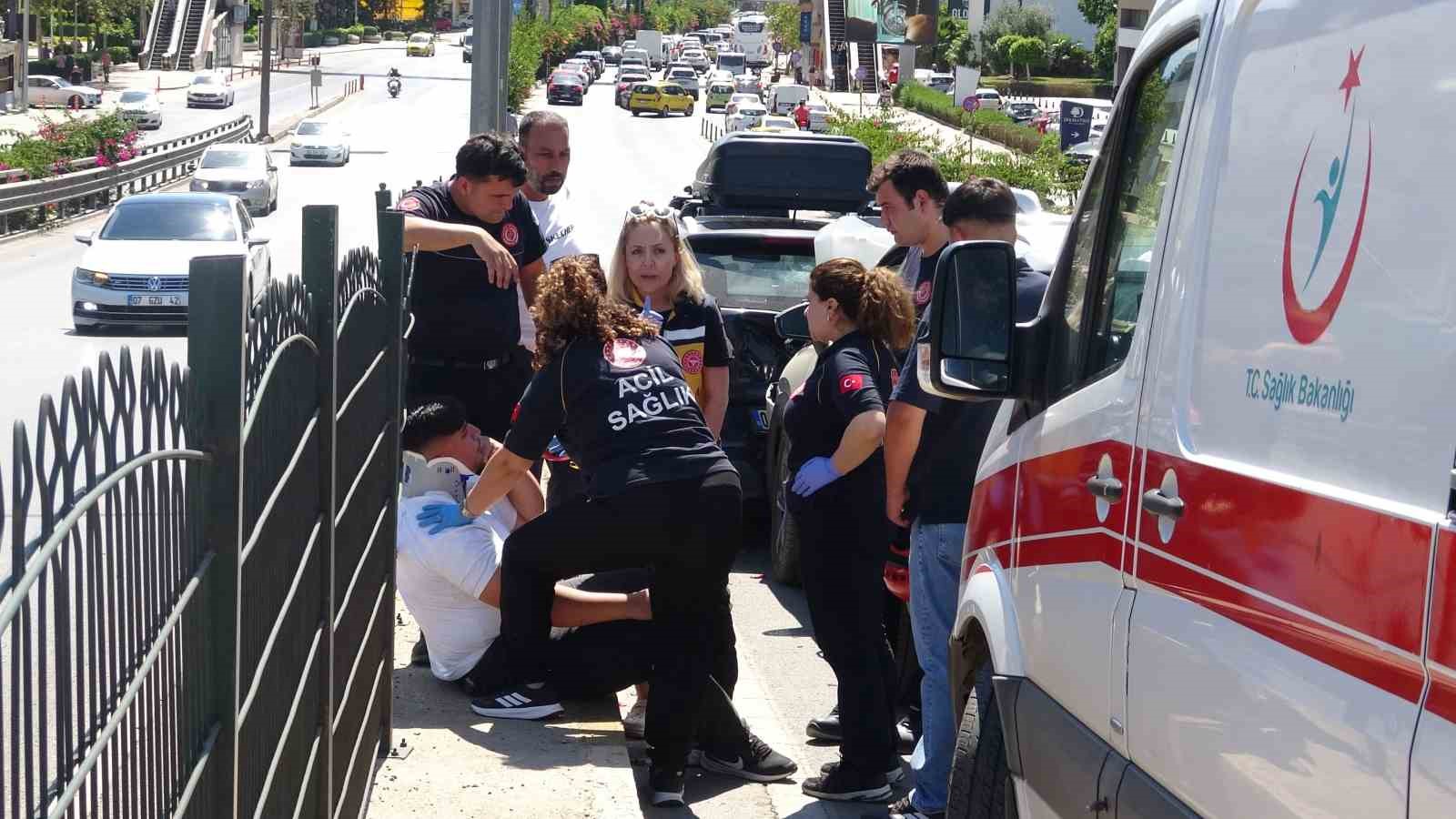 Üst geçitte 4 araç birbirine girdi: 1 yaralı