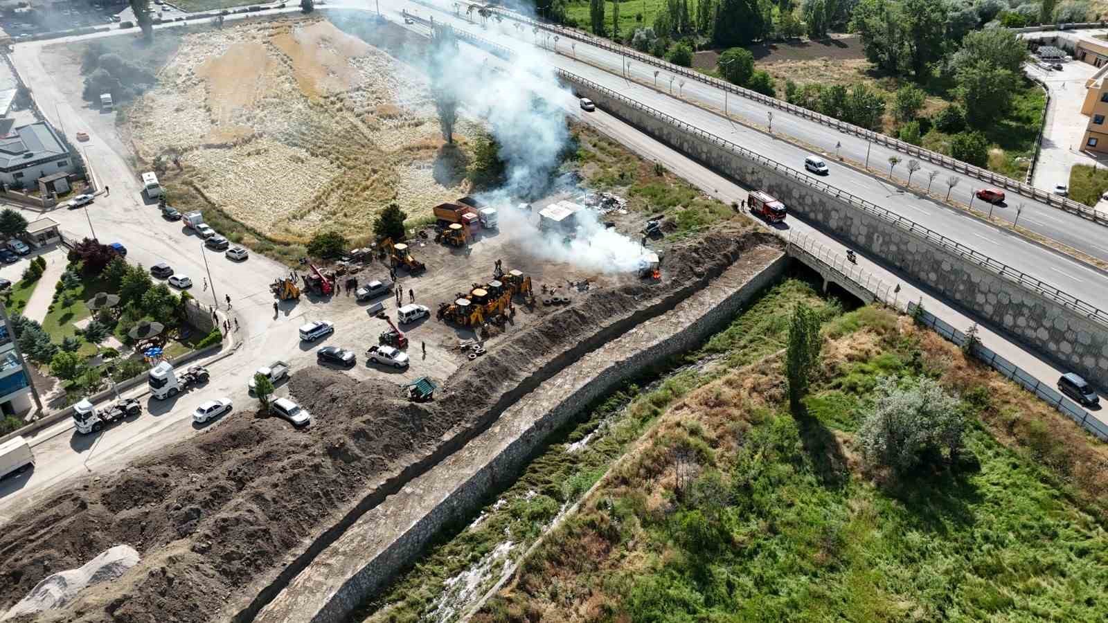 Konteynerdeki ani patlama zabıta ekiplerinin ve vatandaşların büyük tehlike atlatmasına neden oldu