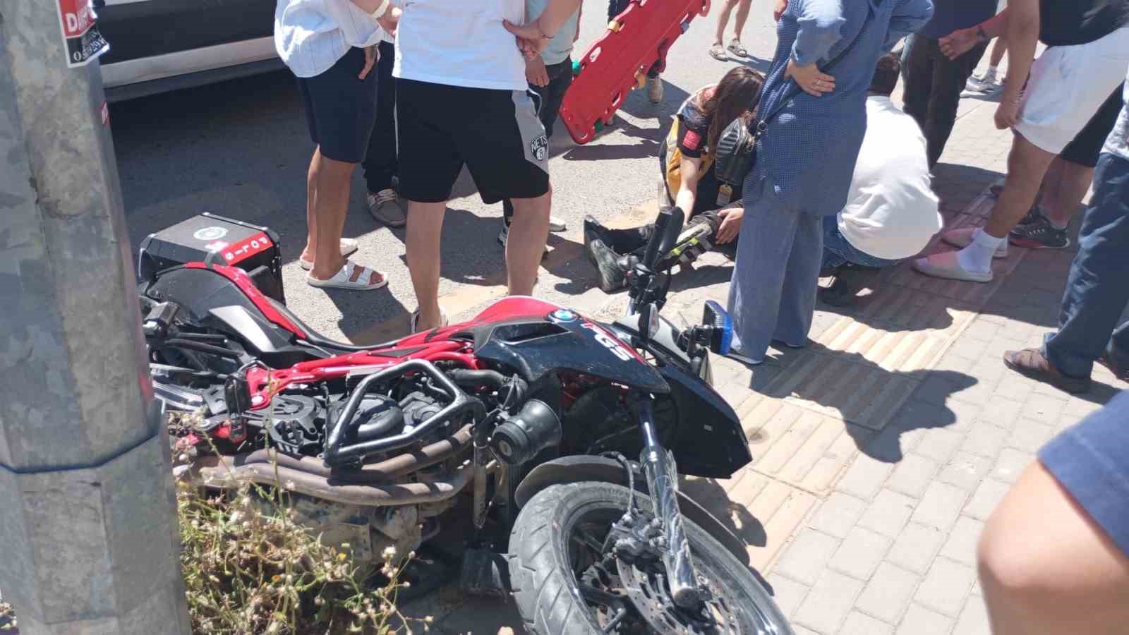 Motosiklet, otomobile çarptı: 1 Yaralı