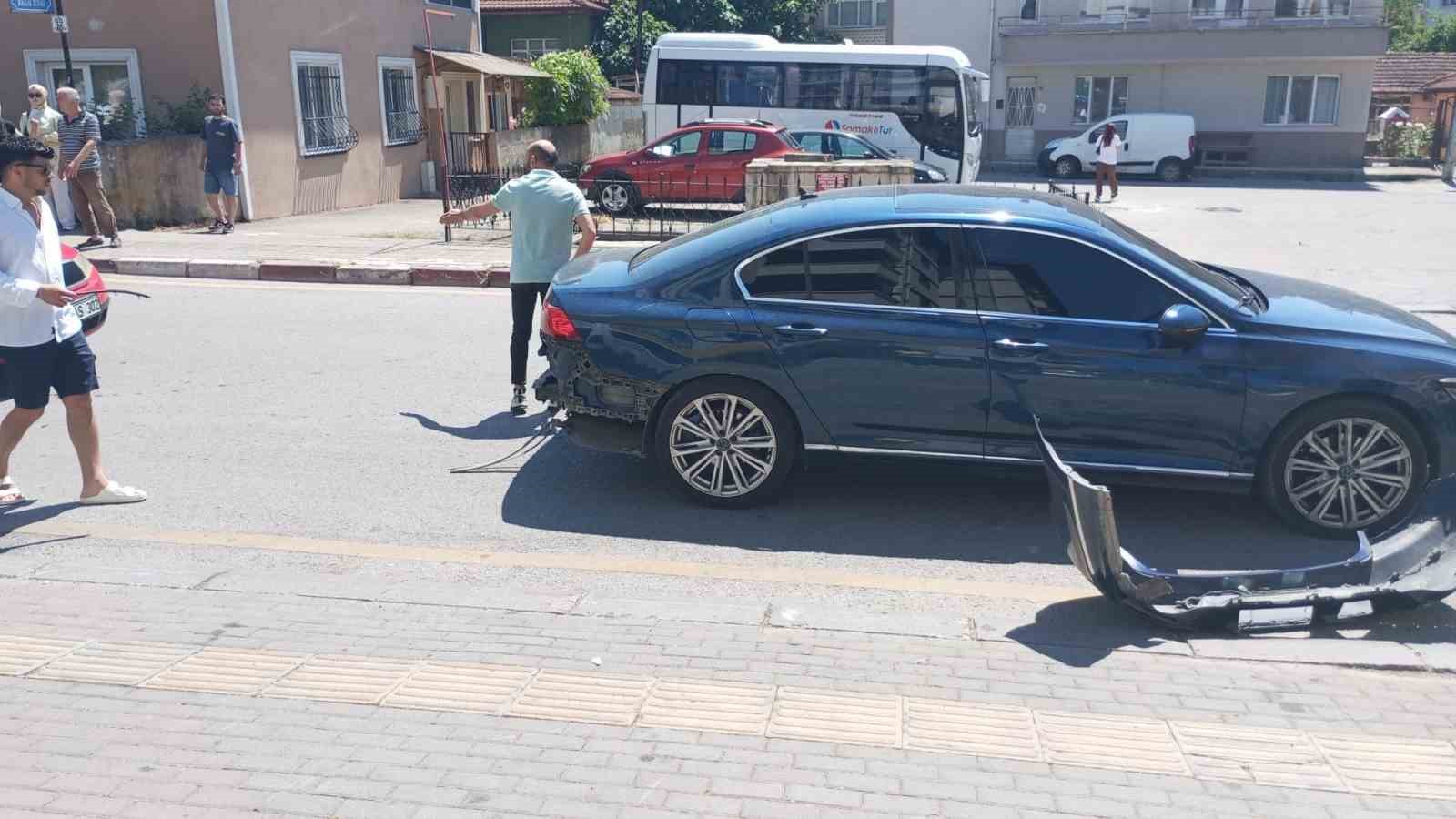 Motosiklet, otomobile çarptı: 1 Yaralı