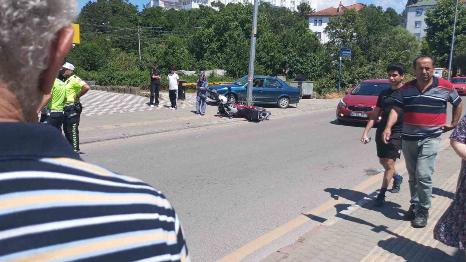 Motosiklet, otomobile çarptı: 1 Yaralı