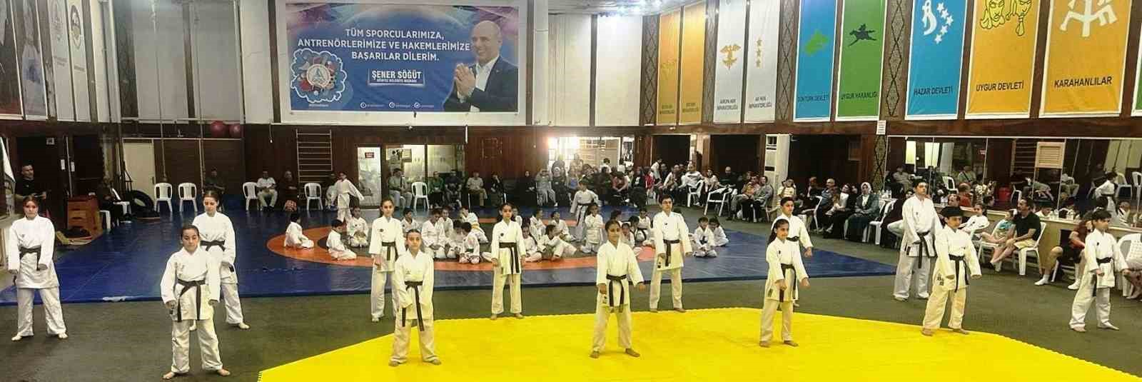 Körfez’de 45 karateci bir üst kuşağa terfi etti