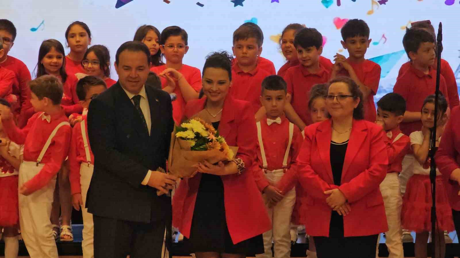 Öğrenciler sahnede devleşti, Maarif Öğrenci Korosu büyük ilgi gördü