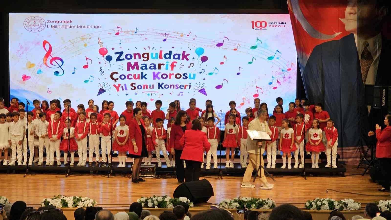 Öğrenciler sahnede devleşti, Maarif Öğrenci Korosu büyük ilgi gördü