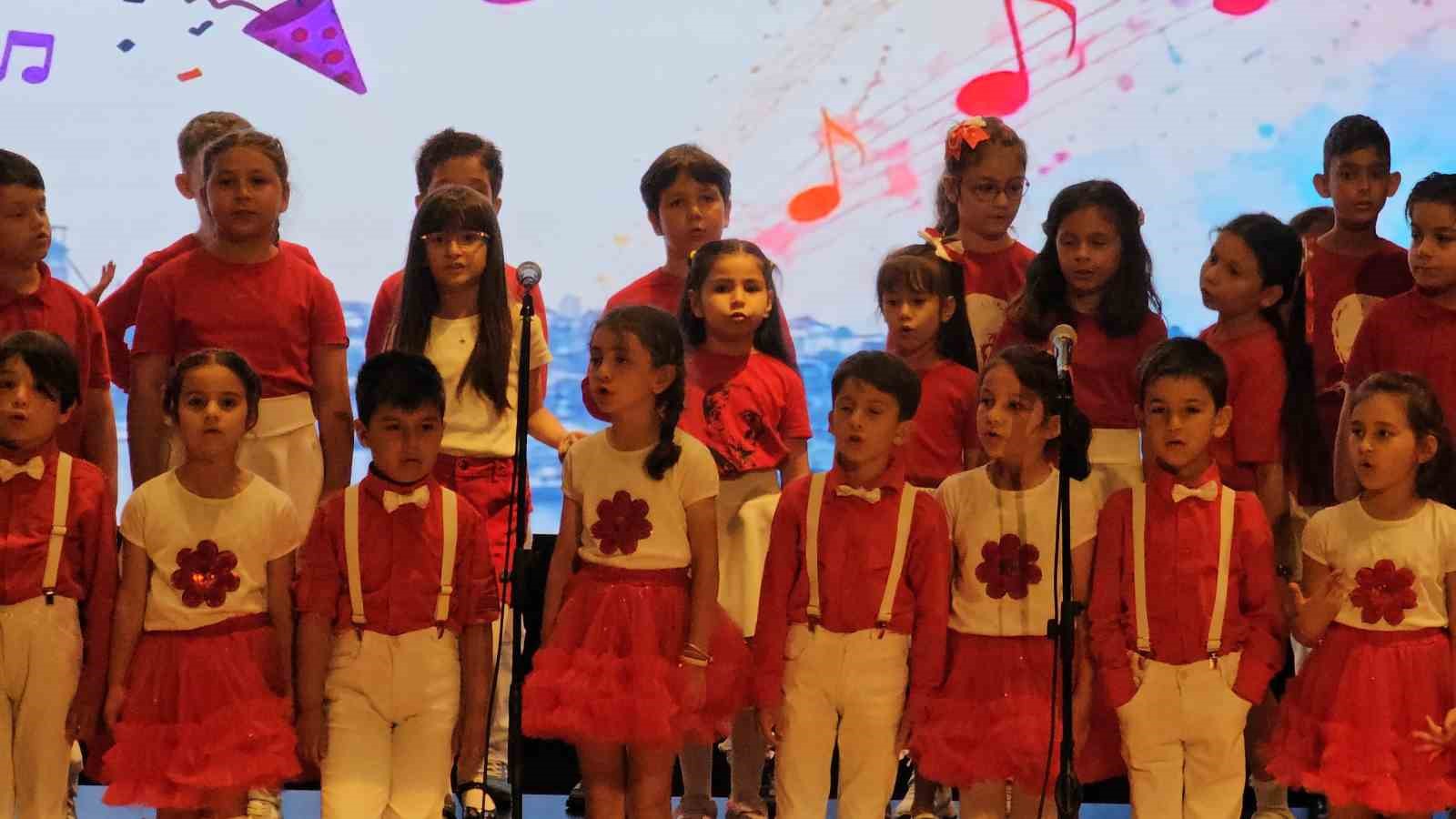 Öğrenciler sahnede devleşti, Maarif Öğrenci Korosu büyük ilgi gördü