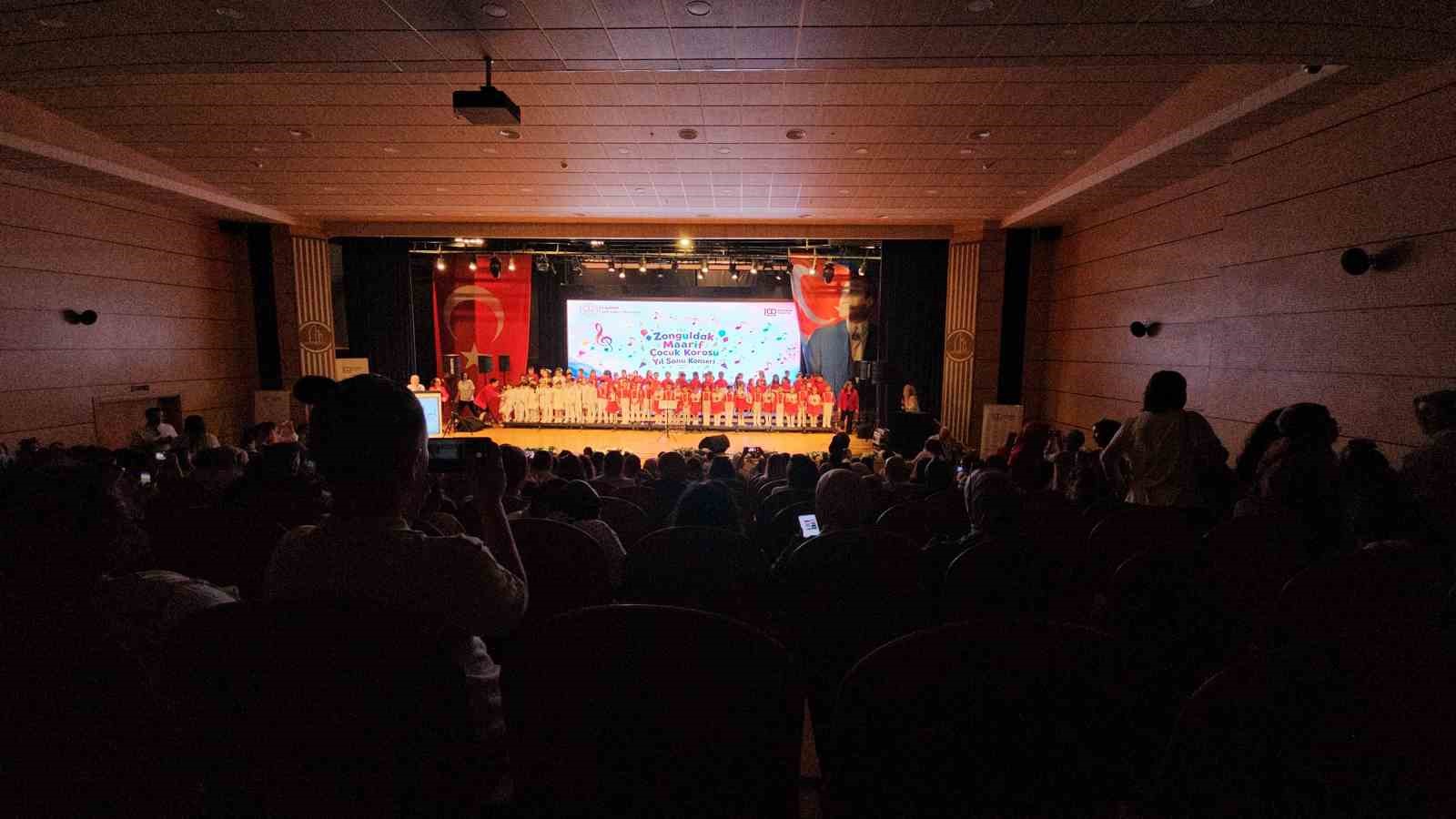 Öğrenciler sahnede devleşti, Maarif Öğrenci Korosu büyük ilgi gördü