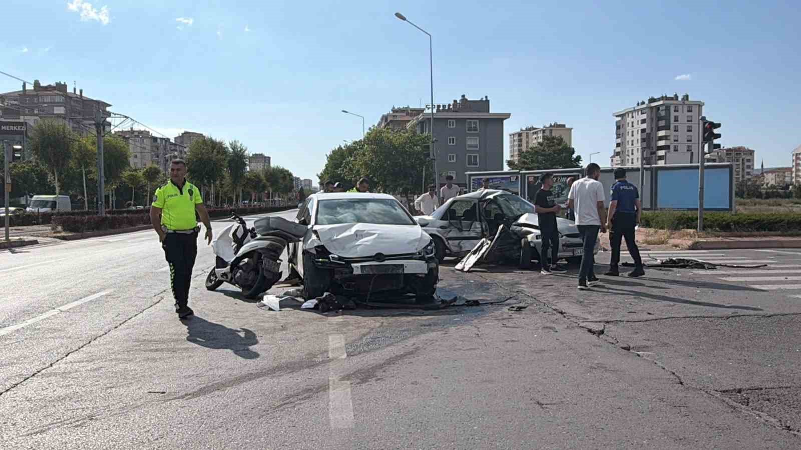 Kayseri’de zincirleme kazada otomobil kağıt gibi ezildi: 5 yaralı