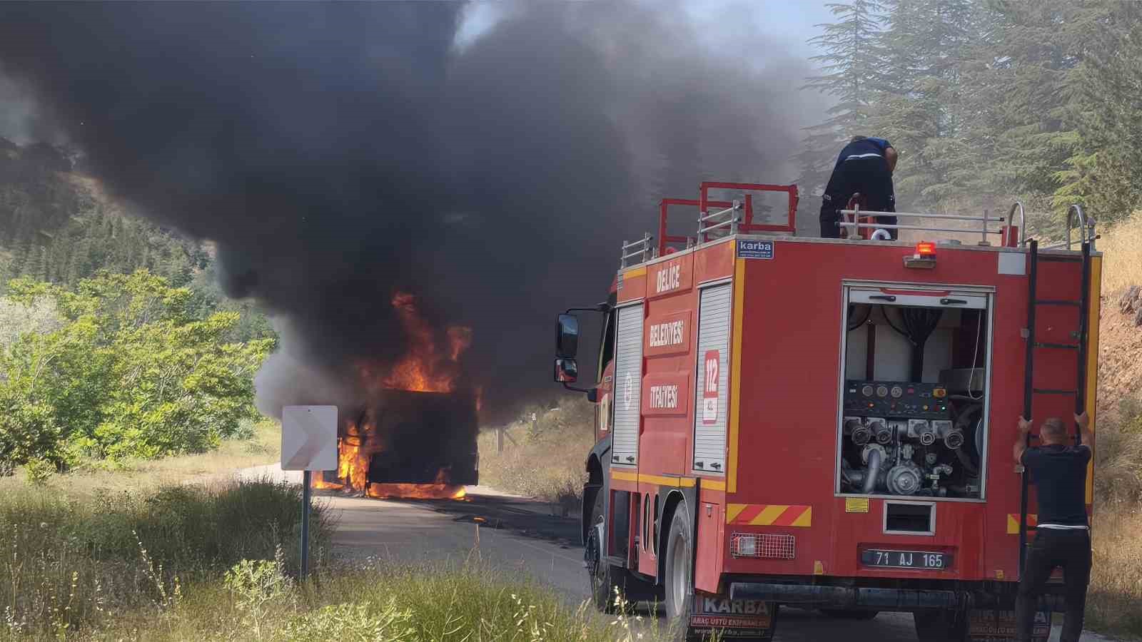 Akaryakıt tankeri alev topuna döndü: Yangın ormana sıçramadan söndürüldü