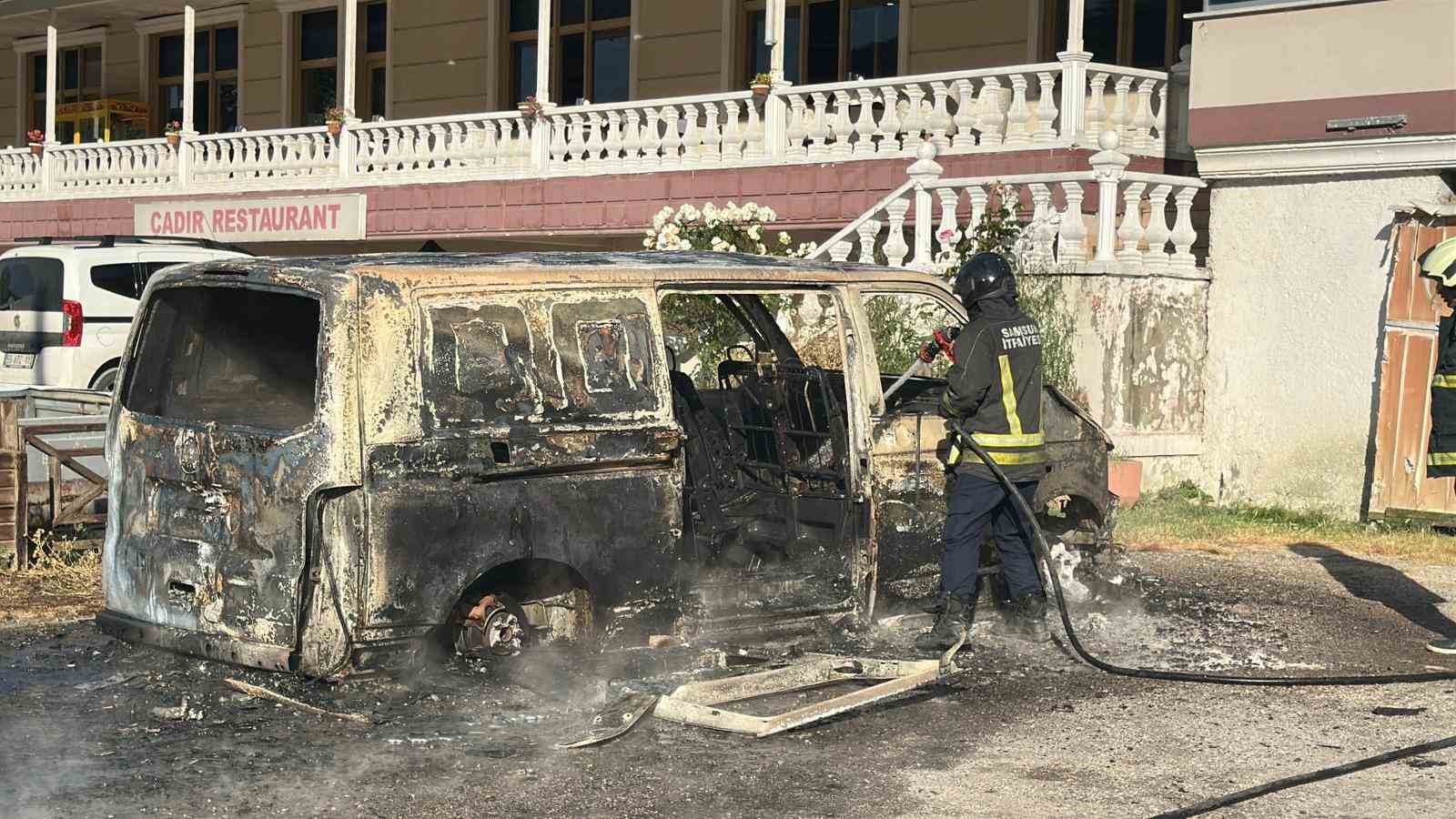 Park halindeki panelvan alevlere teslim oldu