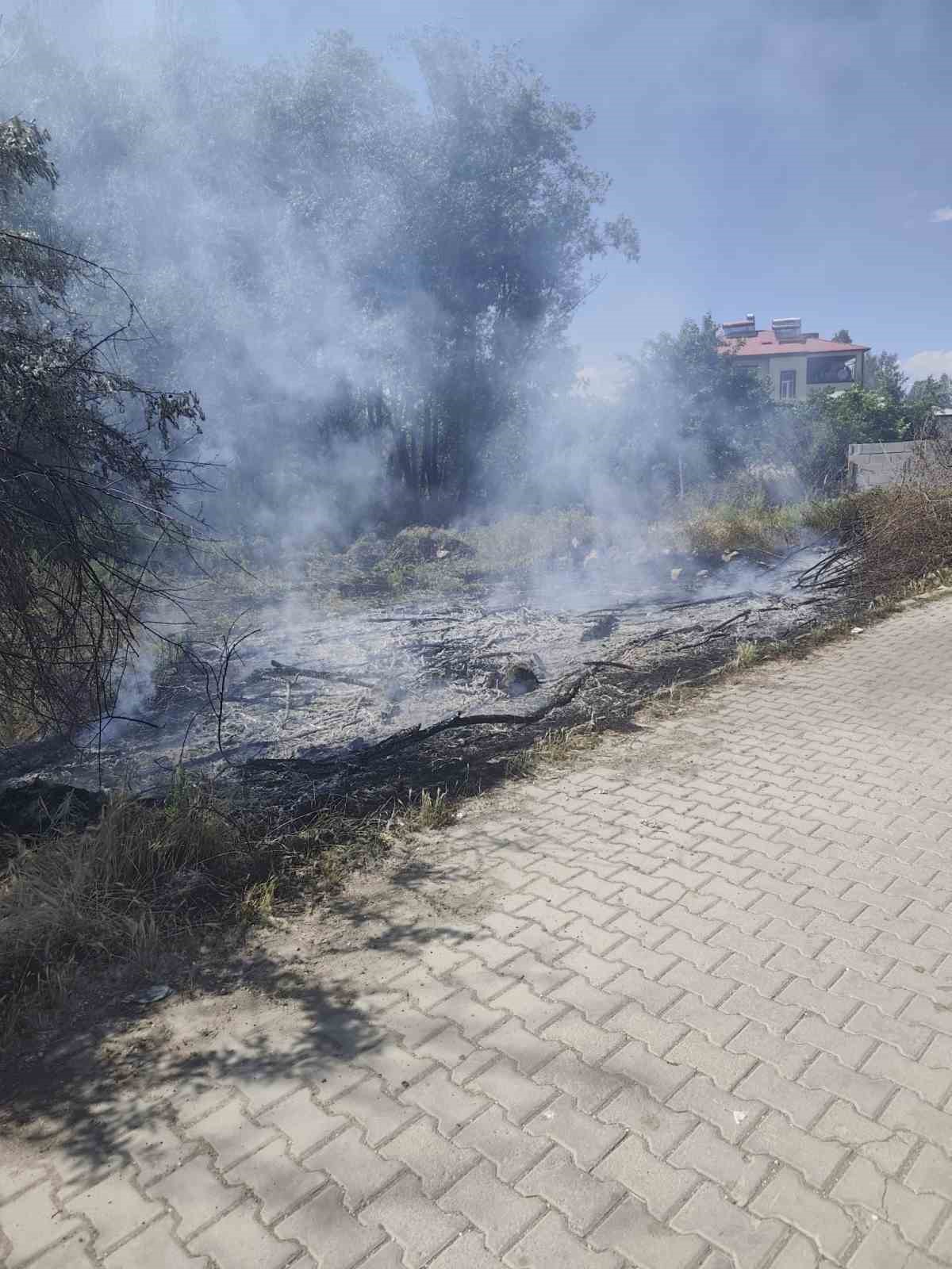 Erciş’te ot yangınları