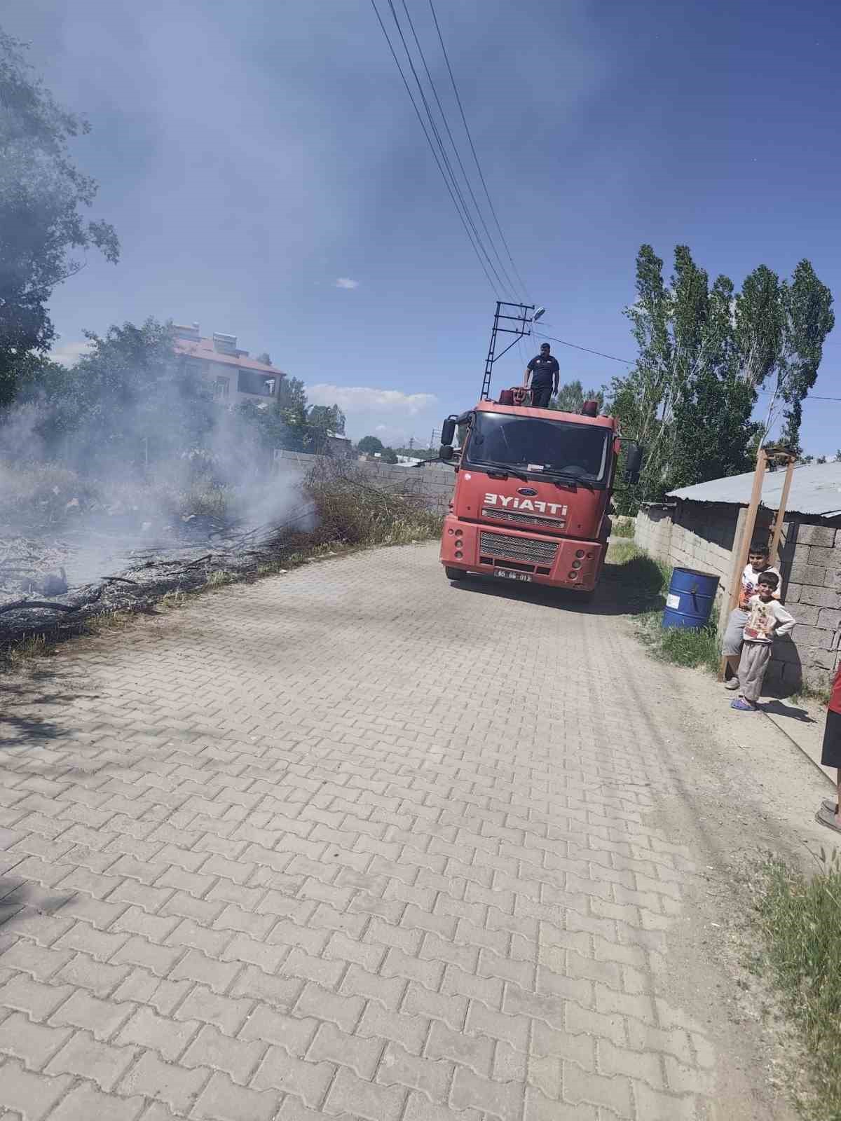 Erciş’te ot yangınları