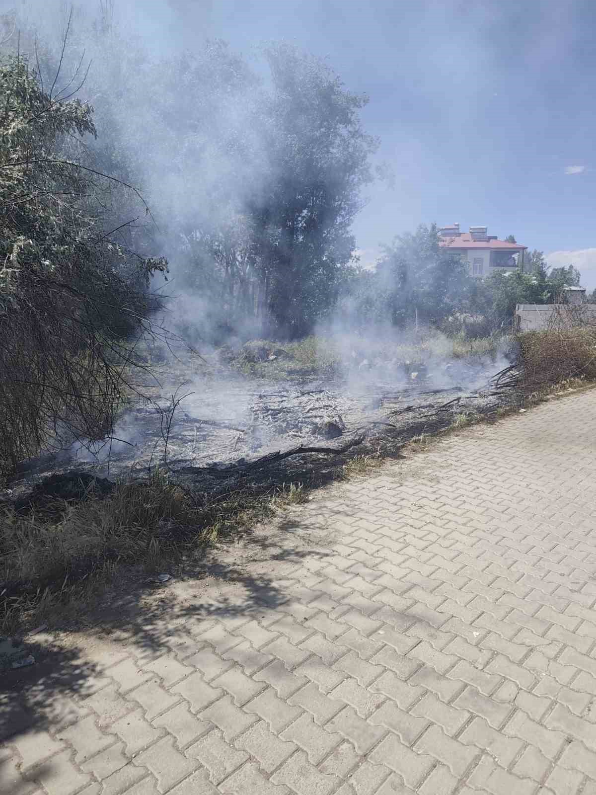 Erciş’te ot yangınları