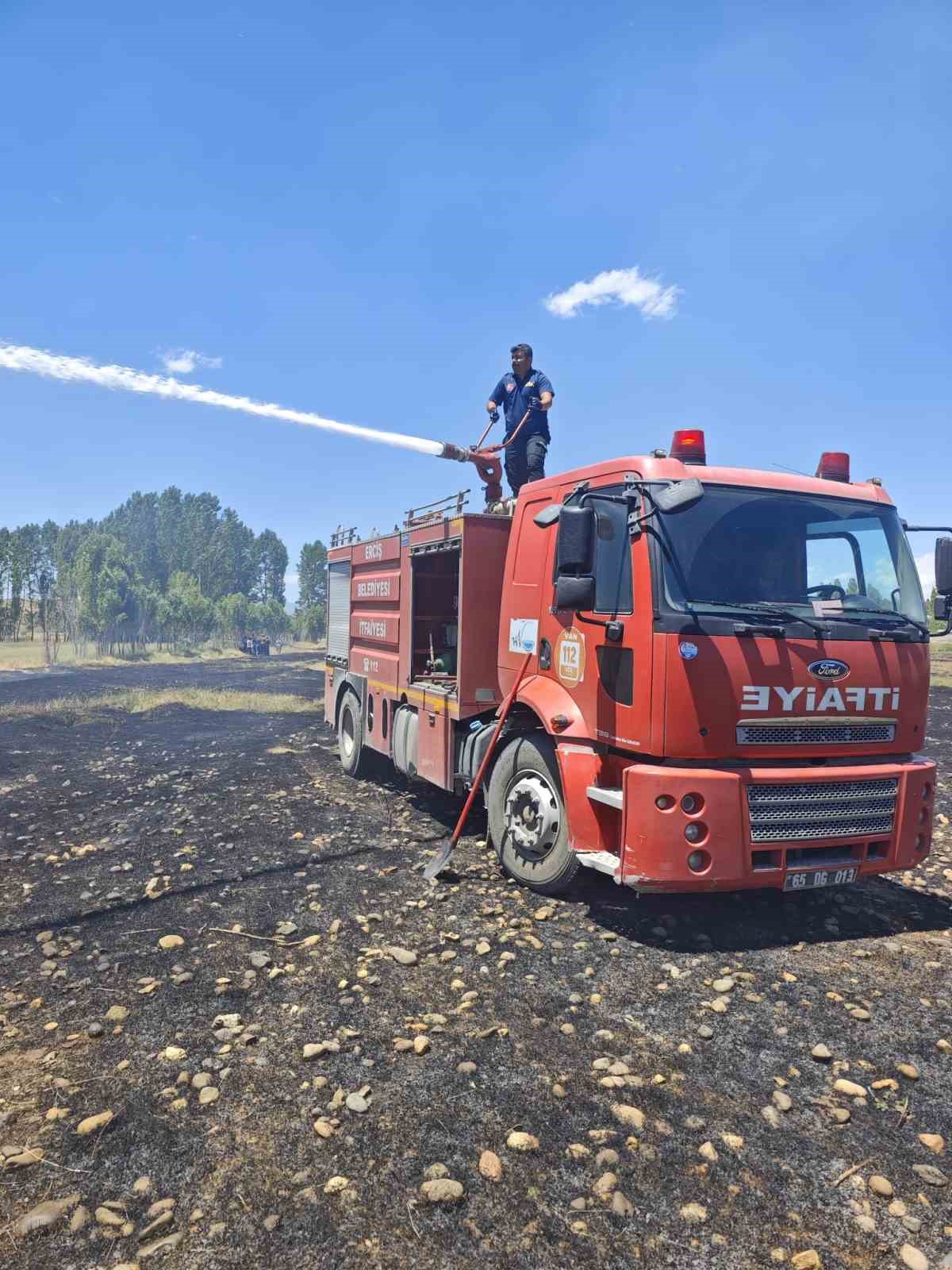 Erciş’te ot yangınları