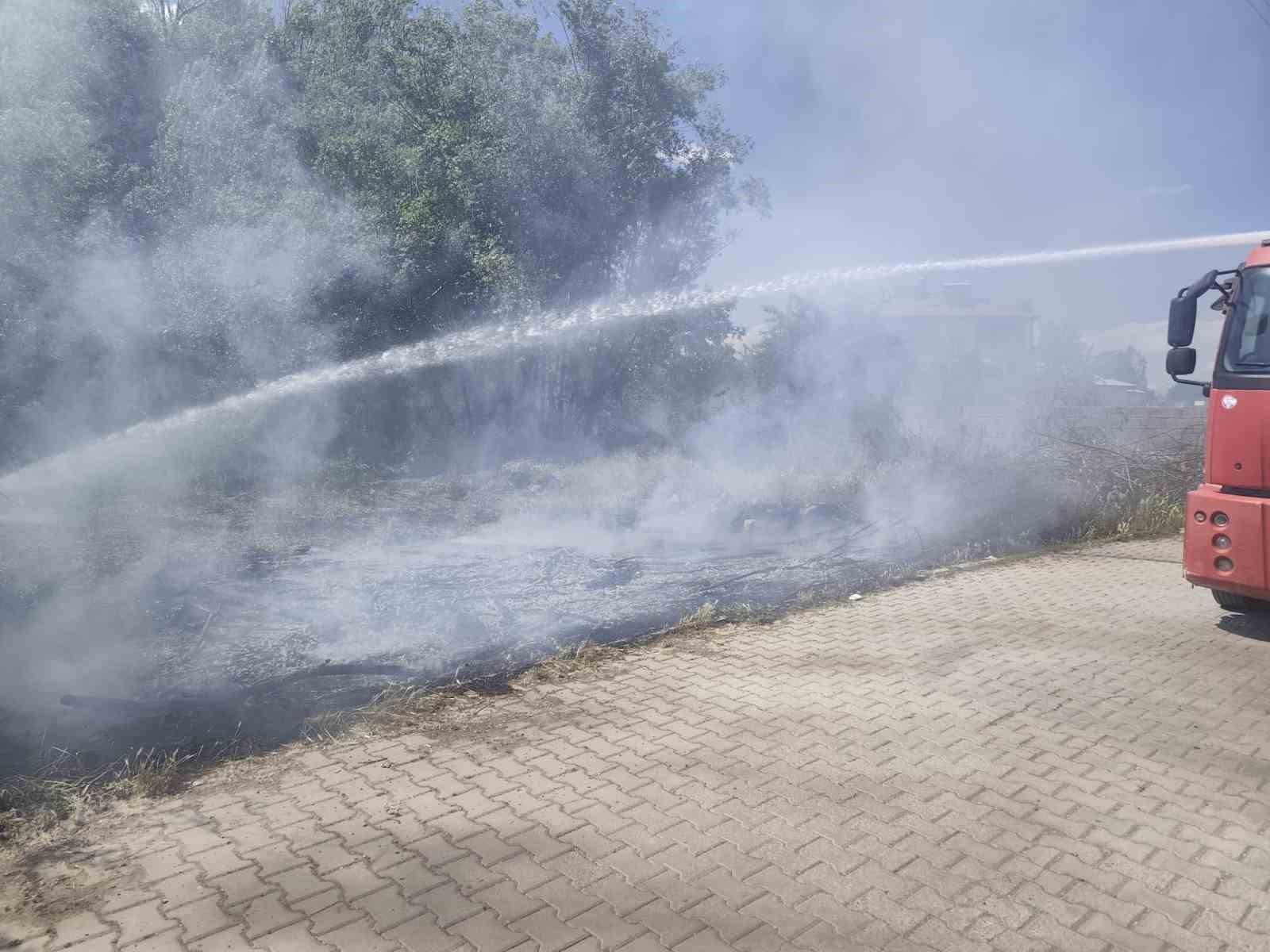 Erciş’te ot yangınları