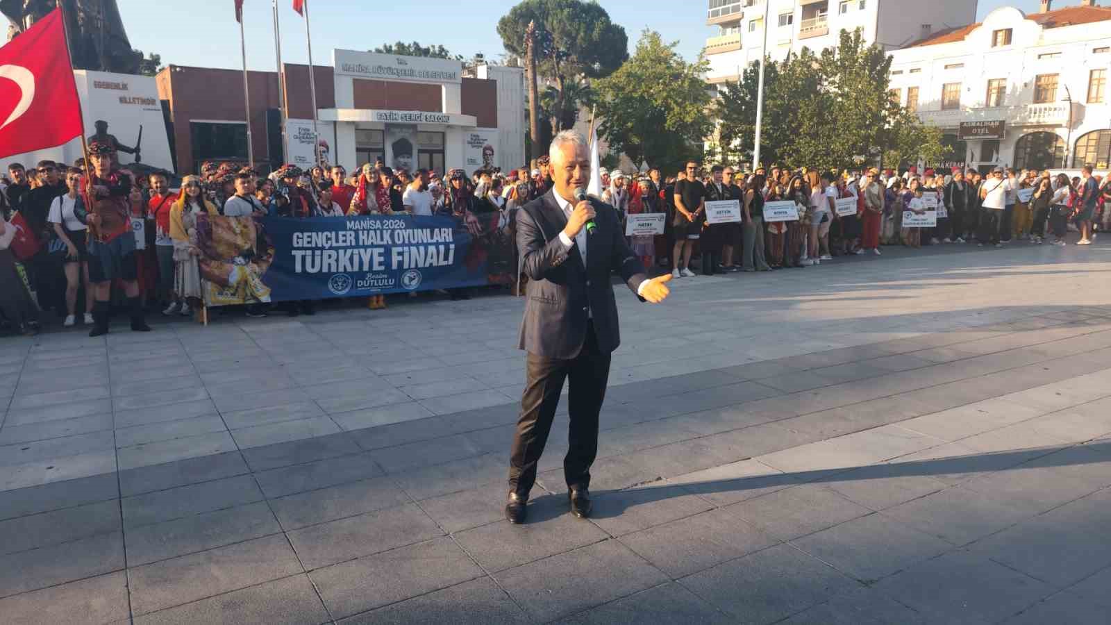 Türkiye Halk Oyunları Federasyonu Başkanı davul çalarak bahşiş topladı