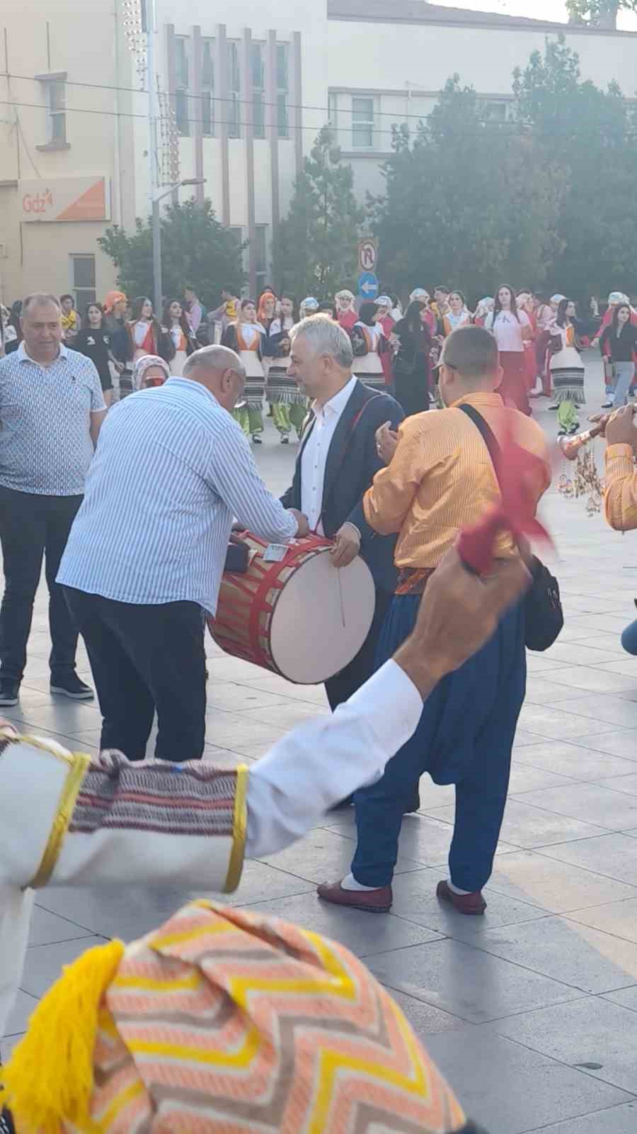 Türkiye Halk Oyunları Federasyonu Başkanı davul çalarak bahşiş topladı