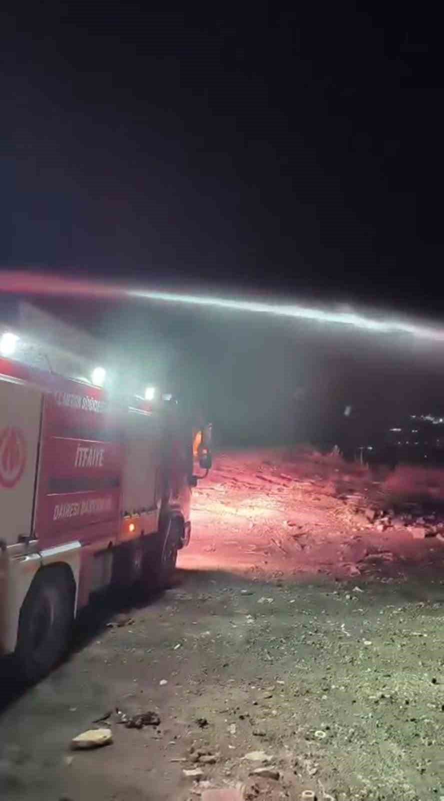 Mersin’de çöp sahasında çıkan yangın ormanlık alana sıçradı
