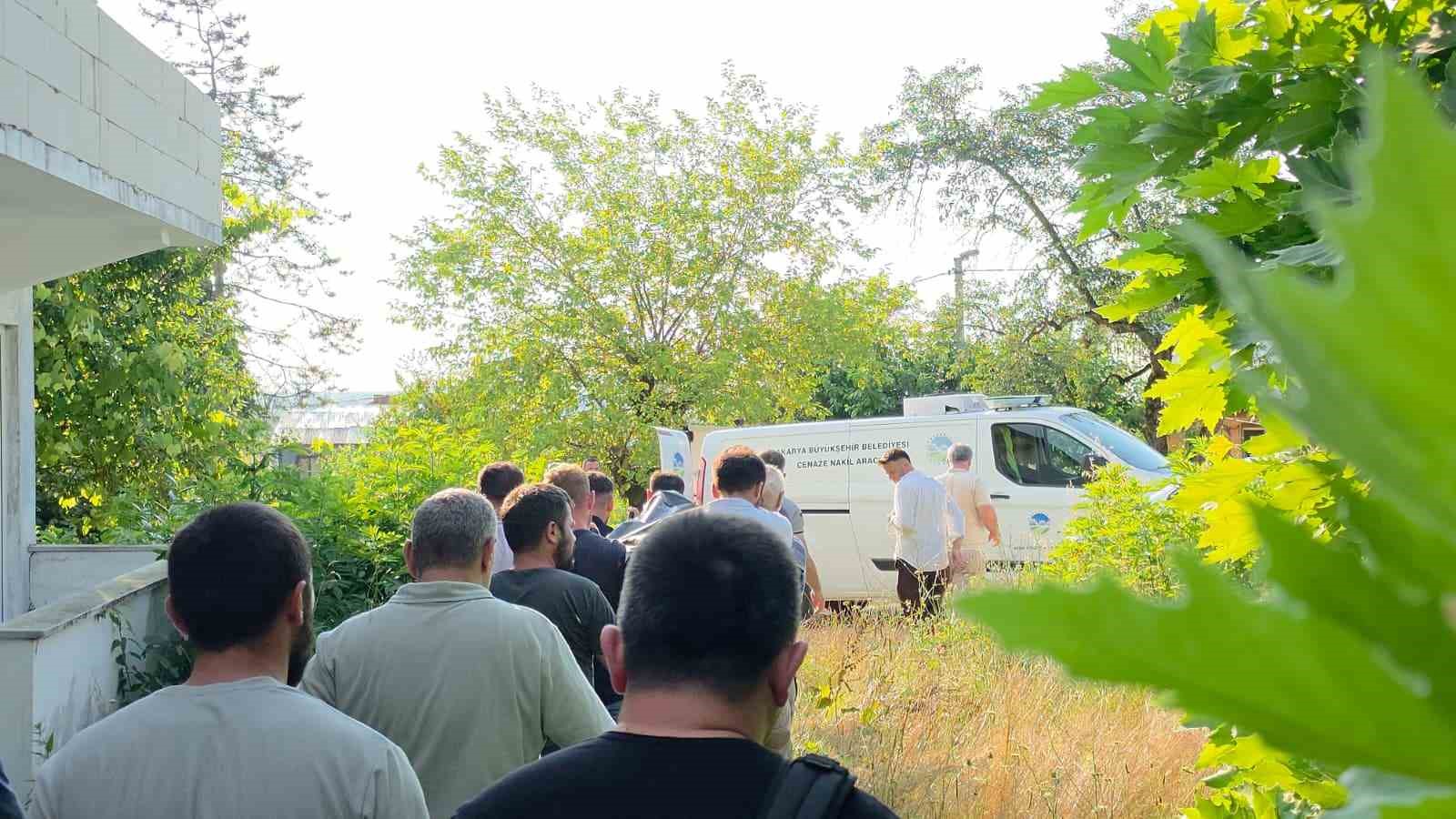 Ihlamur toplamak için çıktığı ağaçtan düşerek hayatını kaybetti