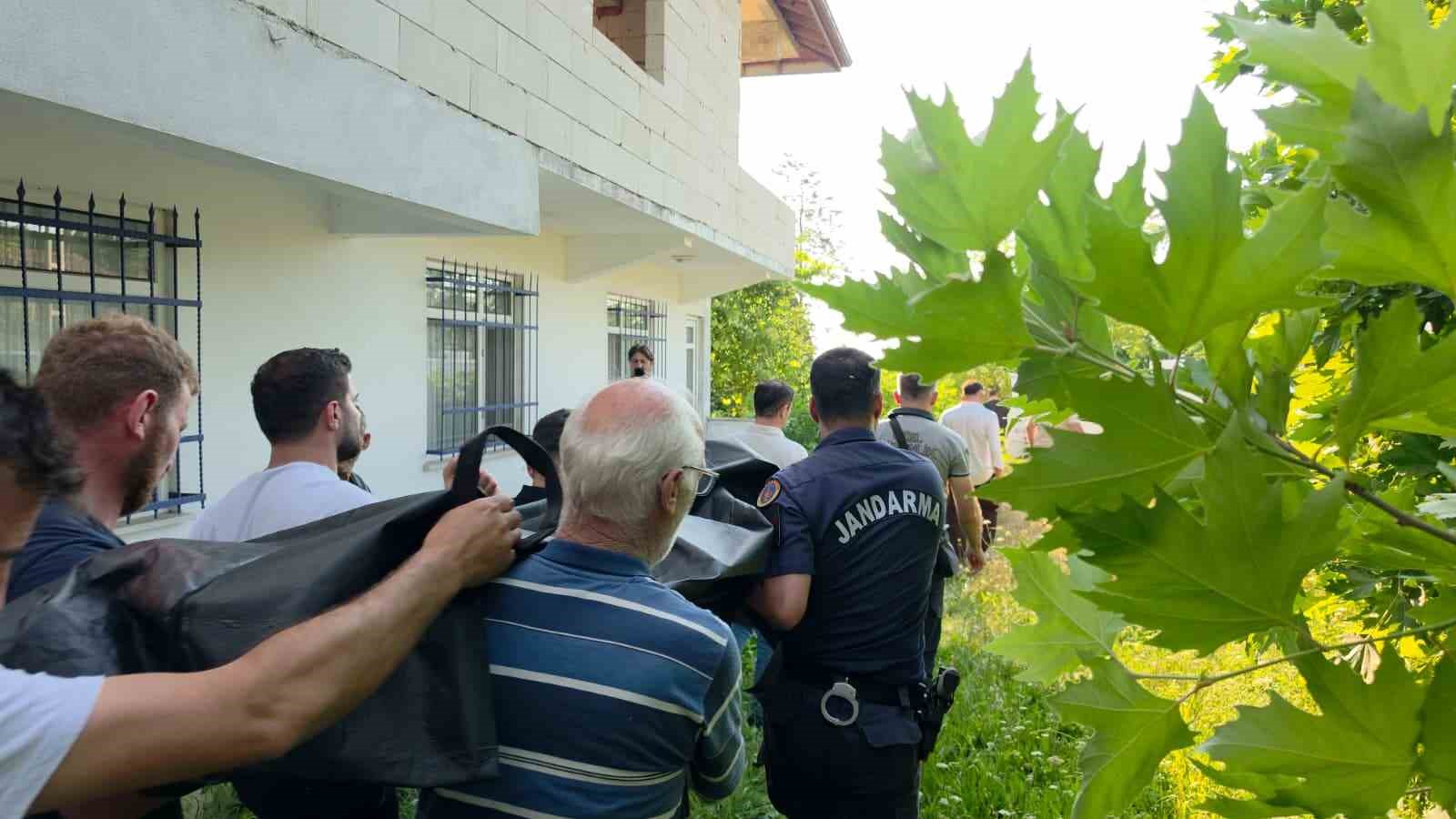 Ihlamur toplamak için çıktığı ağaçtan düşerek hayatını kaybetti