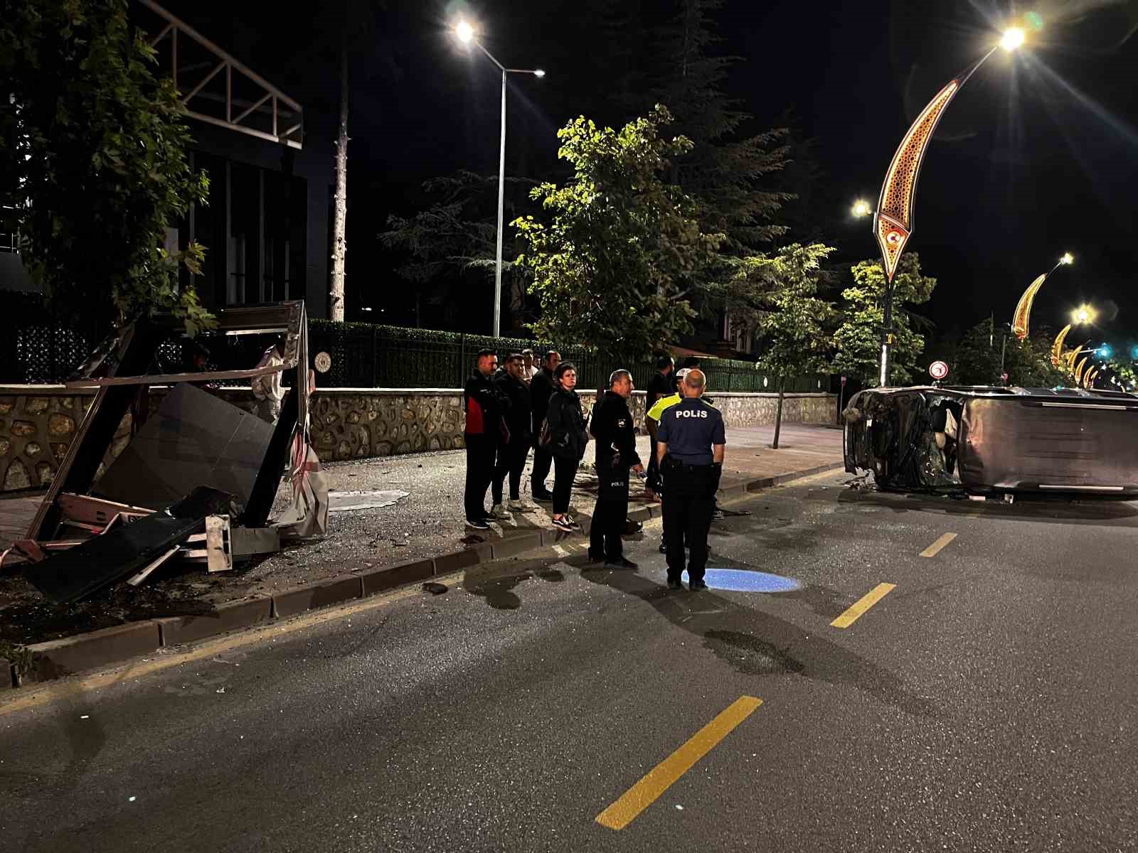 Niğde’de kontrolden çıkan araç devrildi: 2 yaralı
