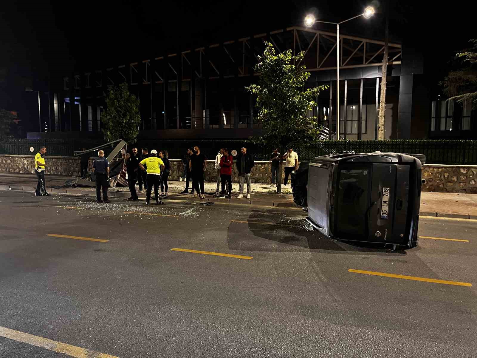 Niğde’de kontrolden çıkan araç devrildi: 2 yaralı