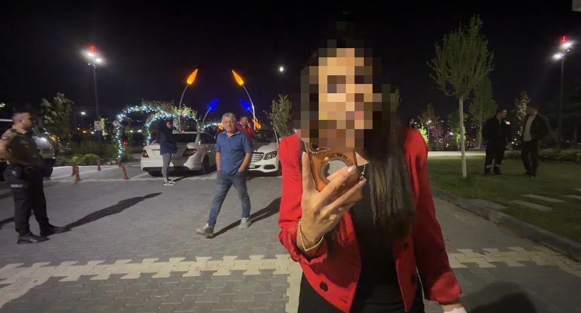 Bebeğini arabada unuttu, hıncını gazetecilerden çıkardı