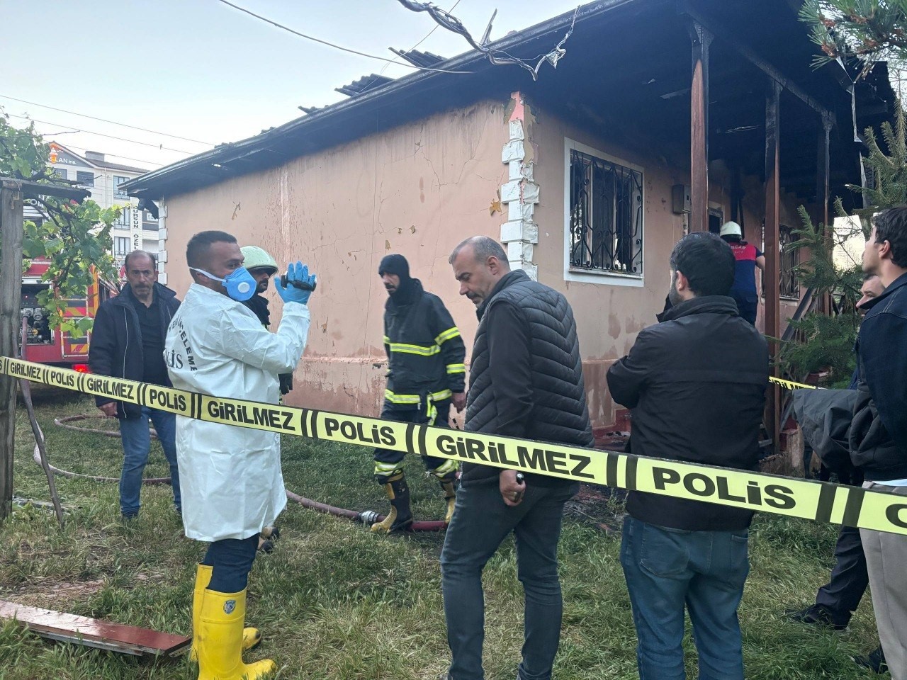 Emekli öğretmen yangında hayatını kaybetti