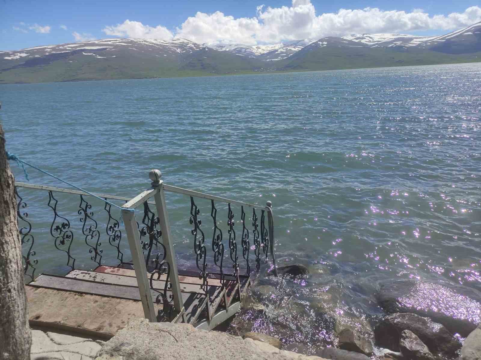 Çıldır Gölü’nün su seviyesi yükseldi