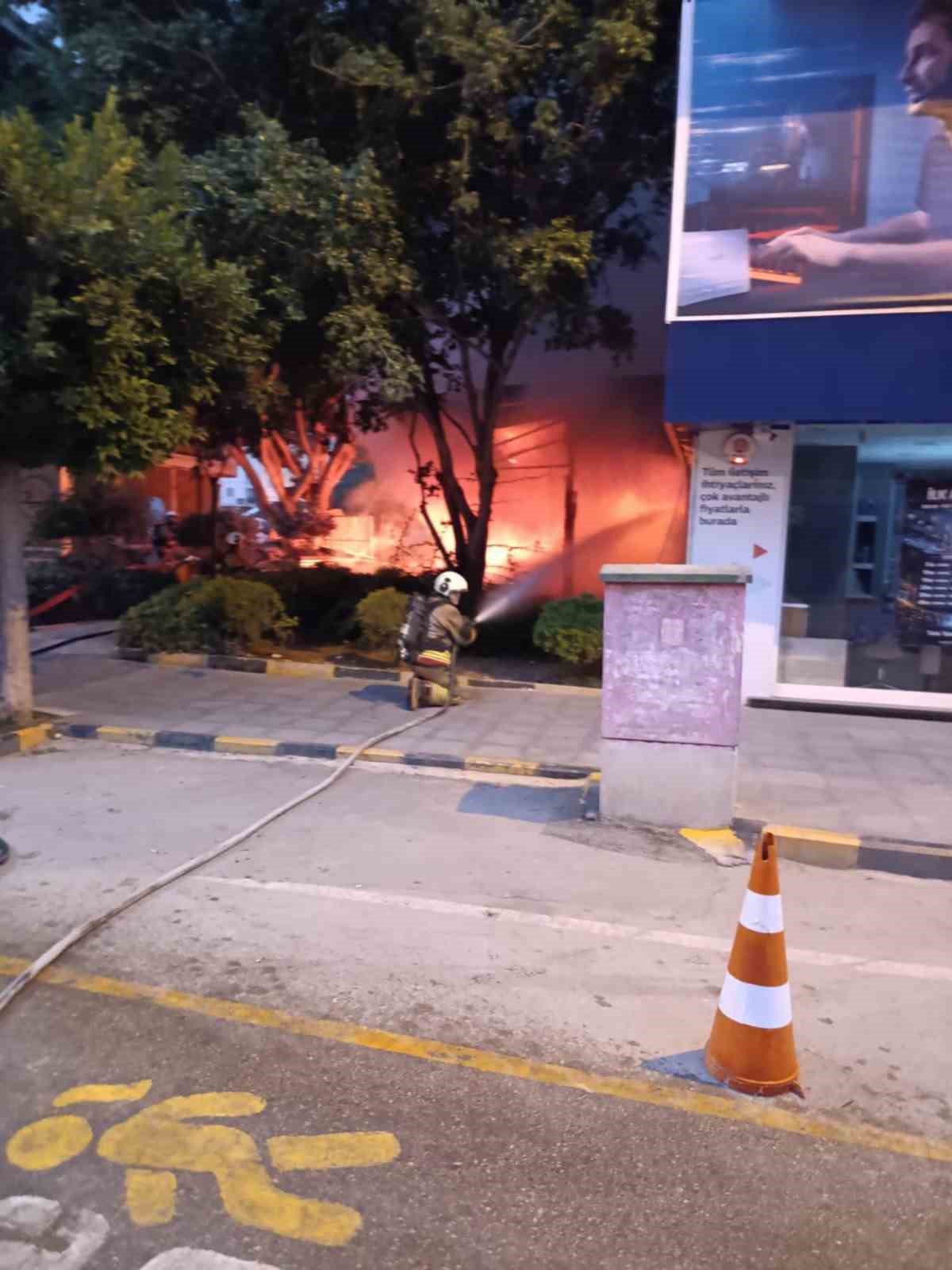 İskenderun’da iş yeri alevlere teslim oldu