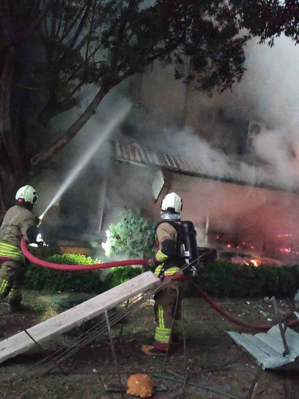 İskenderun’da iş yeri alevlere teslim oldu