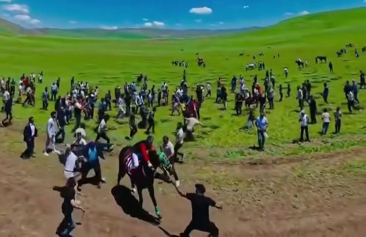 Asırlık at yarışında tepki toplayan anlar