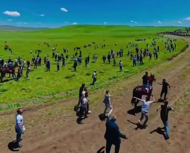 Asırlık at yarışında tepki toplayan anlar