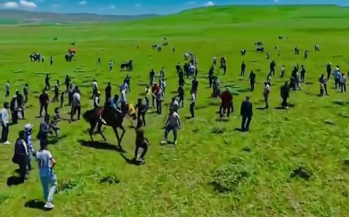 Asırlık at yarışında tepki toplayan anlar