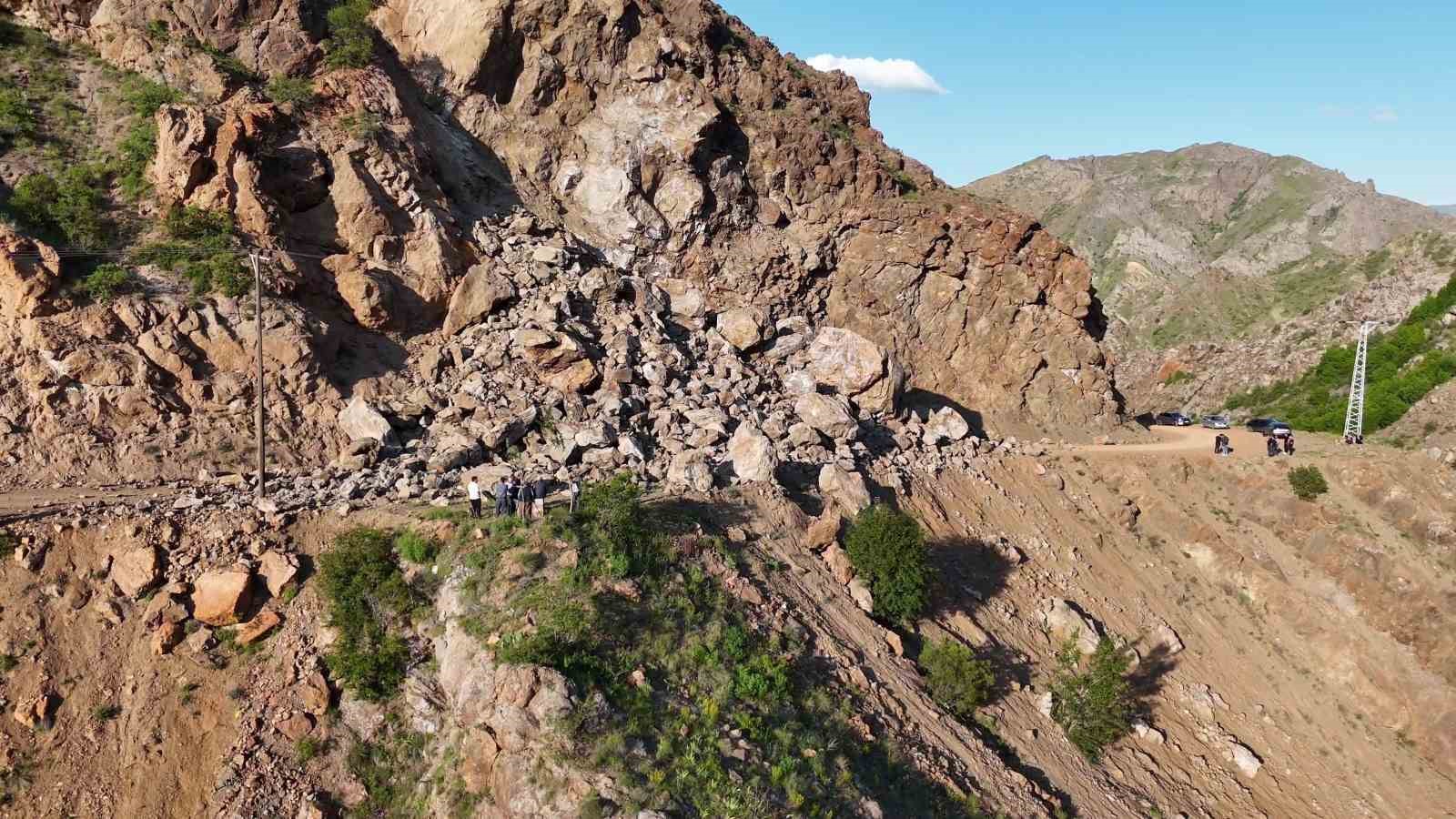 Dev kayalar yine yolu kapattı