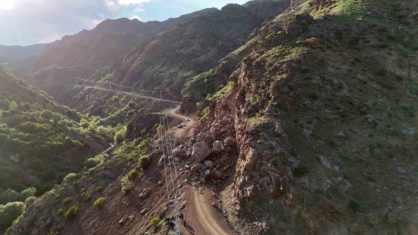 Dev kayalar yine yolu kapattı