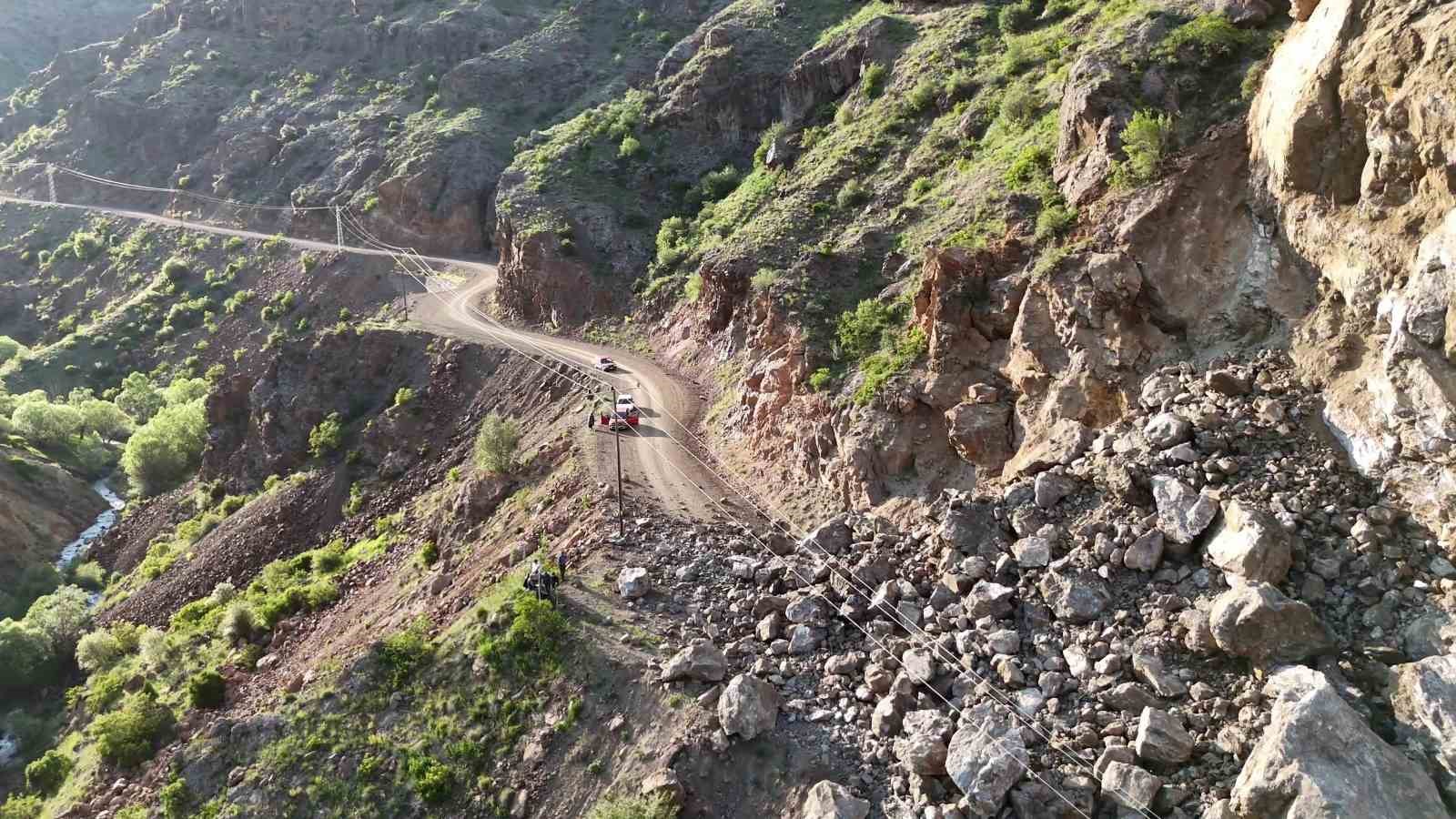 Dev kayalar yine yolu kapattı