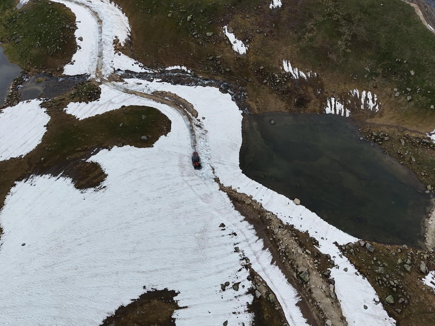 Rize’nin yayla yollarında kar temizleme çalışması devam ediyor